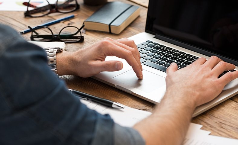 Trocar Planilha por Software de Controle de Ativos - Homem fazendo a Troca