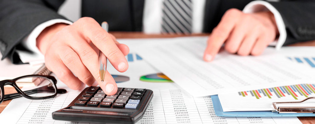 Profissional calculando o valor contábil do ativo imobilizado na contabilidade