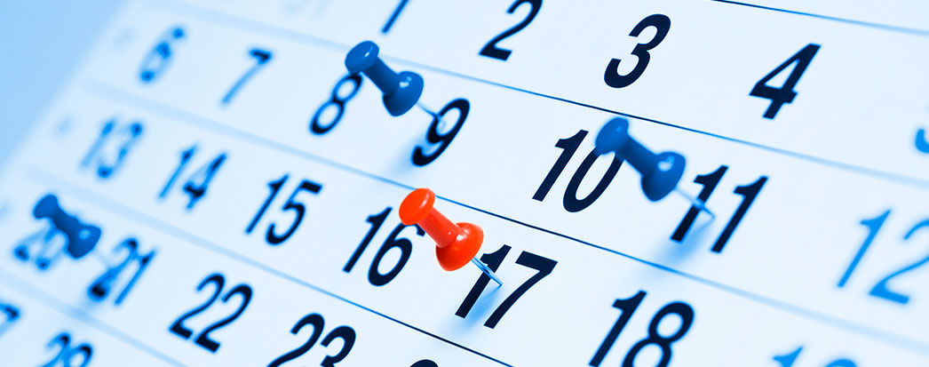 página de calendário fechada com alfinetes em datas