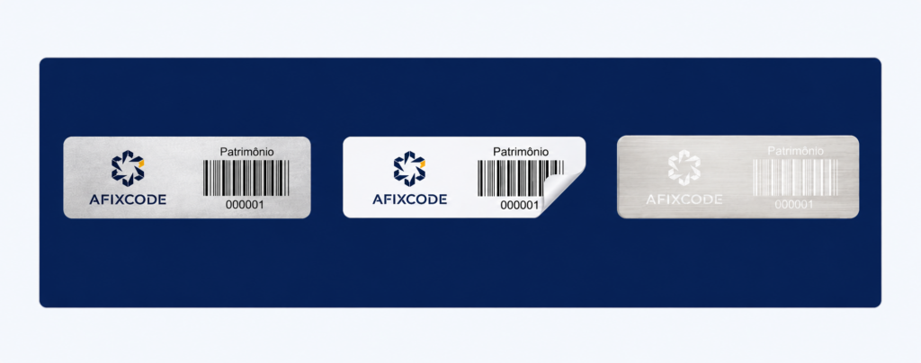 Etiquetas patrimoniais AFIXCODE em diferentes acabamentos sobre fundo azul institucional, com código de barras para identificação e controle de ativos