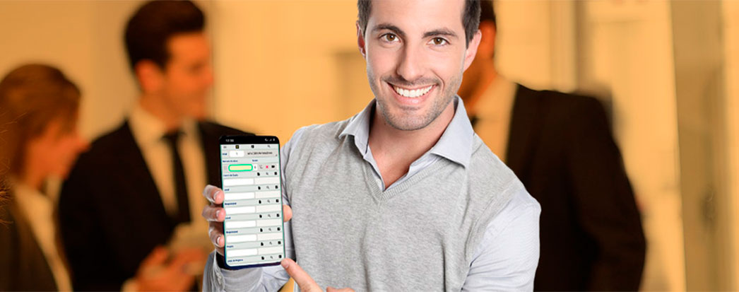 homem segurando celular com a tela de aplicativo software para inventário