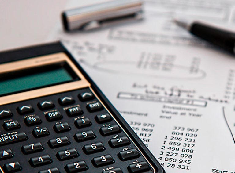 calculadora,-caneta-em-cima-de-papel