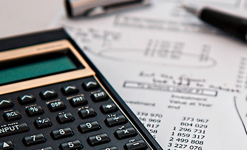 calculadora,-caneta-em-cima-de-papel