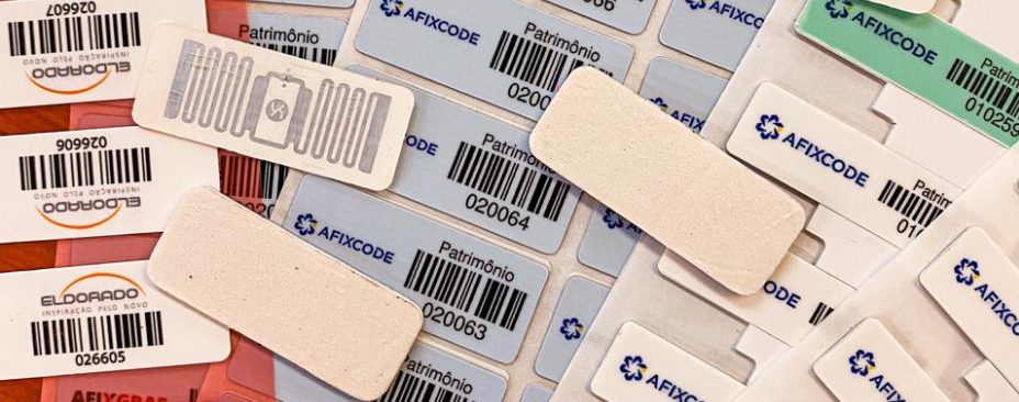 diversas etiquetas de rfid sobre a mesa, etiquetas de inventário rfid e qr code
