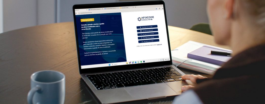 mulher acessando o consultor ia no computador