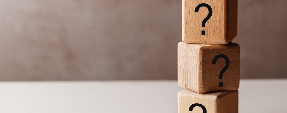 blocos quadrados um em cima do outro com ponto de interrogação