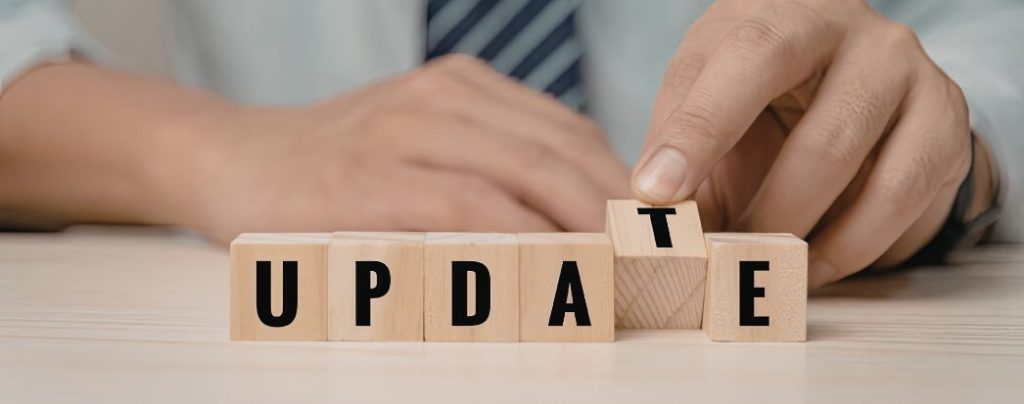 blocos de madeira escrito update com mão masculina apontando para eles