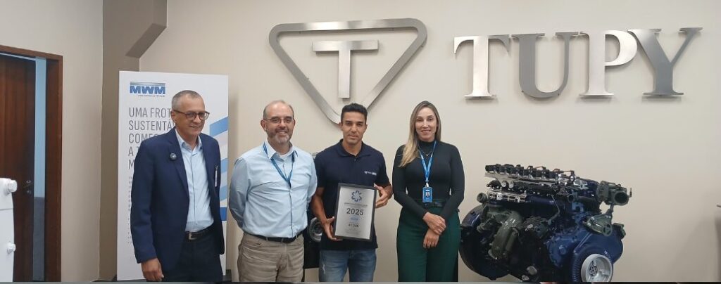 imagem de profissionais da empresa mwm segurando placa de reconhecimento da Afixcode