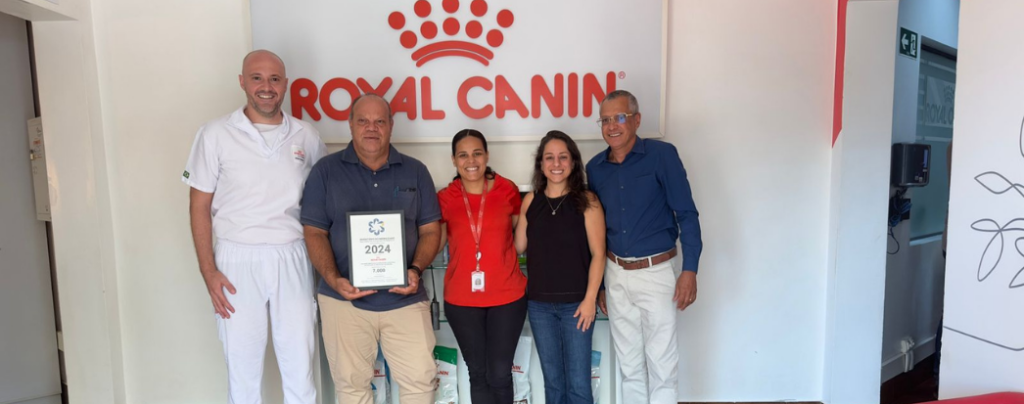 equipe responsável pelo contábil e inventário patrimonial da royal canin segurando placa de reconhecimento
