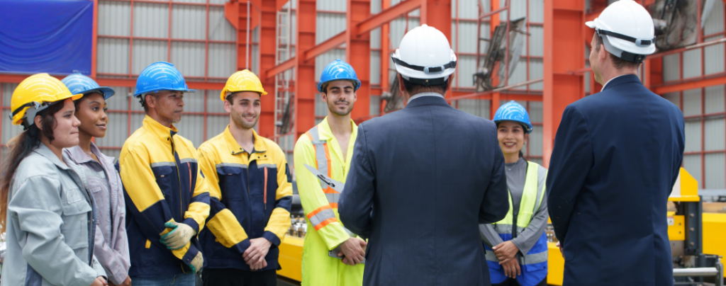 equipe reunida dentro da fábrica para inventariar